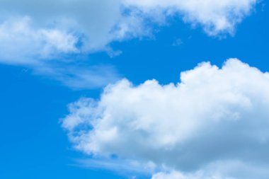 Yüzen gökyüzünde kabarık beyaz bulutlar.