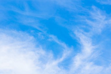  Şehrin üzerinde yüzen bulutlar mavi gökyüzü dolu.