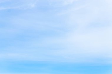 Mavi gökyüzünde bulutlar hava.