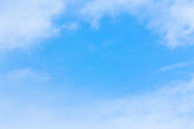 Mavi gökyüzünde bulutlar hava.