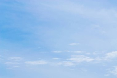  Mavi gökyüzünde yaz hava bulutlar.