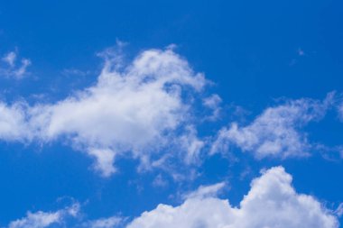 Bulutlar gökyüzü mavi gökyüzü küçük gökyüzünde yüzen. 