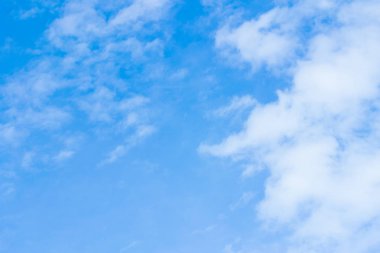  Büyük mavi gökyüzü yere ve dağlara yukarıda su kapsar.