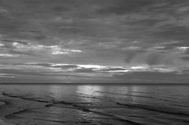  Güneş sabah zemin siyah beyaz tarzı denizden yükselmeye başladı.