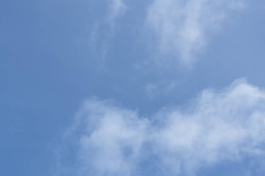 Bulutlar gökyüzü mavi gökyüzü küçük gökyüzünde yüzen. 