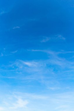 Mavi gökyüzünde bulutlar hava.