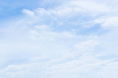 Metin için yer ile düz beyaz bulut ile açık mavi gökyüzü.