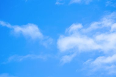  Fantastik yumuşak beyaz bulutlar Tayland mavi gökyüzü karşı.