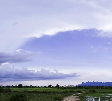Mavi gökyüzü ve bulutlar cep telefonunun tüm tasarımlar için kapak.