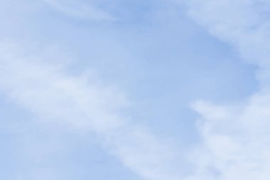  Mavi gökyüzünde yaz hava bulutlar.