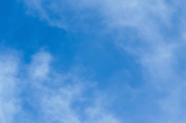  Sıcak mavi gökyüzü, beyaz bulut ve güneş.