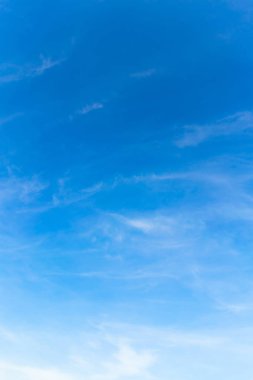  Mavi gökyüzü ve beyaz bulutlar tasarımı için gün ışığında görüntüsü.