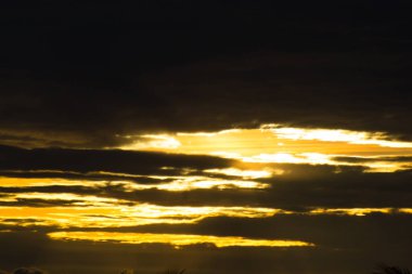 Güneş, bulutlu gökyüzü ve güneş ile gündoğumu.