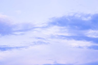 Mavi gökyüzü ve serin hava her gün ile güzel bulutlar.