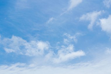 Güzel mavi gökyüzü arka plan şablonu ile giriş kısa mesaj için biraz boşluk.