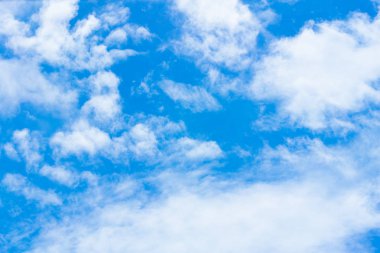 Güzel mavi gökyüzü arka plan şablonu ile giriş kısa mesaj için biraz boşluk.