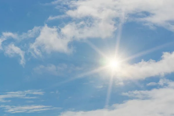 青い空と太陽 — ストック写真