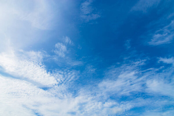  Естественная погода с белыми облаками
.