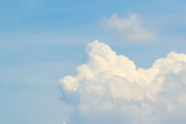 Bir Arka Plan Üzerinde Bir Gerçekçi Split Bulut Gökyüzü Görüntü — Stok fotoğraf