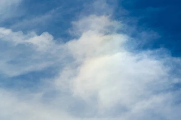 青い空がオープン フィールドに浮かぶ雲です — ストック写真