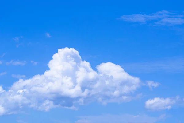 Yazın Beyaz Bulutlu Mavi Gökyüzü — Stok fotoğraf