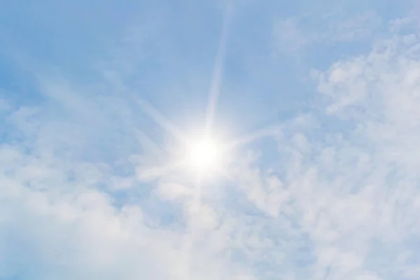 青い空と太陽 — ストック写真