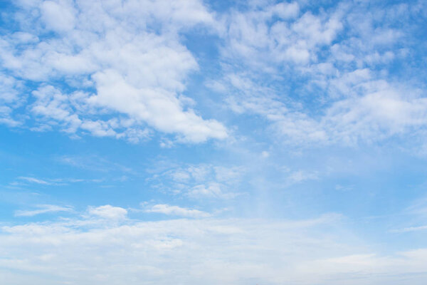 Облака на фоне естественных цветов голубого неба в ясный день
.