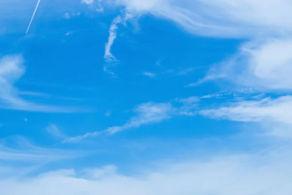 Cielo Azul Cielo Con Pequeñas Nubes Flotando Cielo — Foto de Stock