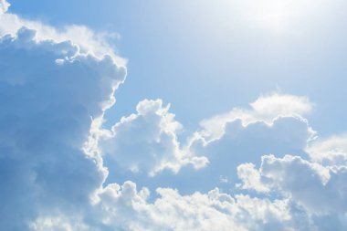 Bulutlu mavi gökyüzü.