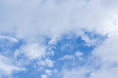 Fantastik yumuşak beyaz bulutlar Tayland mavi gökyüzü karşı.