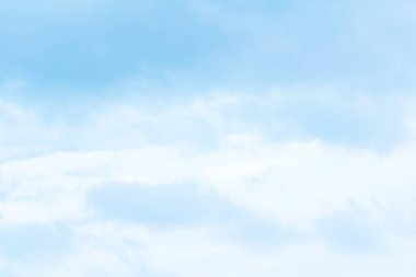 Mavi gökyüzünde bulutlar hava.