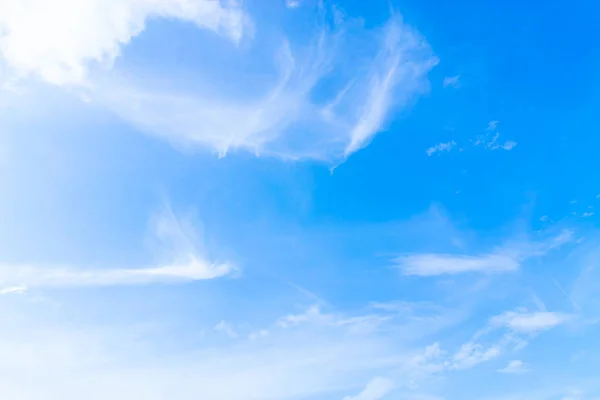 Блакитне Небо Білими Хмарами Взимку — стокове фото