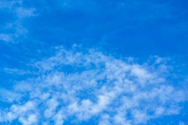  Gökyüzündeki beyaz bulutlar.