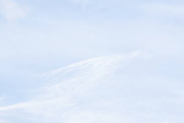 Yumuşak beyaz bulutlar mavi gökyüzü ile esen rüzgar ile harika görünüyorsun.