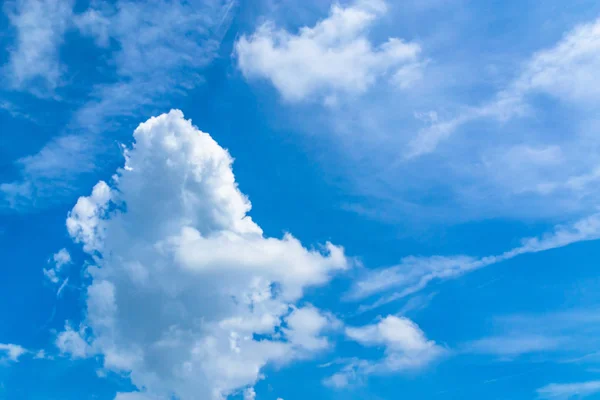 Sky with vertically vertical clouds for a mobile backdrop.