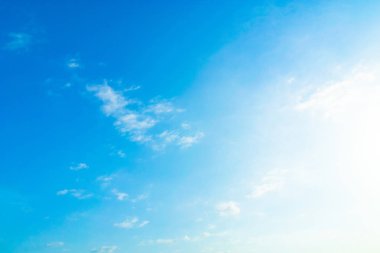  Mavi gökyüzü arka plan ile fantastik beyaz bulutlar