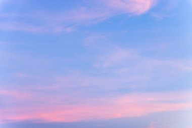  Mavi gökyüzü arka plan ile fantastik beyaz bulutlar