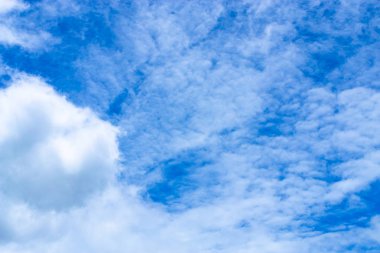  Mavi gökyüzü arka plan ile fantastik beyaz bulutlar