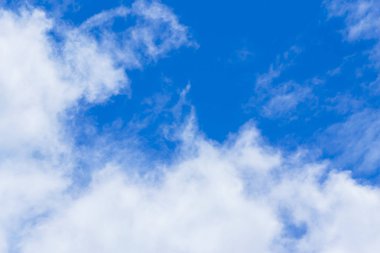  Mavi gökyüzü arka plan ile fantastik beyaz bulutlar