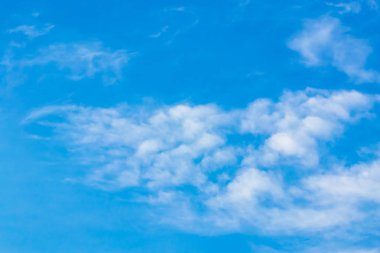 Bulut mavi zemin vardır.