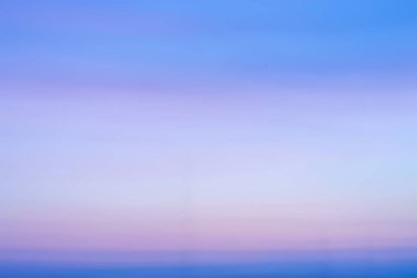 Bulutlar gökyüzü ve güneş yaz akşamı.