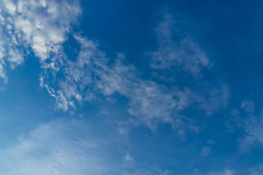  Mavi gökyüzü arka plan ile fantastik beyaz bulutlar