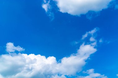 Gökyüzü arka plan, bulutlu bir günde, gökyüzünde yüzen manzara.