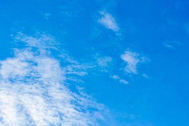 Beyaz bulutlar mavi gökyüzünün Özet görünümünde güzel.