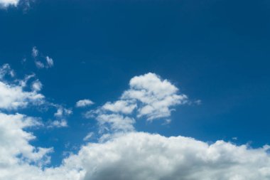 Rüzgar yağmur mevsimi bulutlarda.