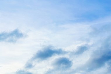 Güzel bulutlar mavi gökyüzü ile. Doğal hava, mavi bulutlar ve güneş ışığı.