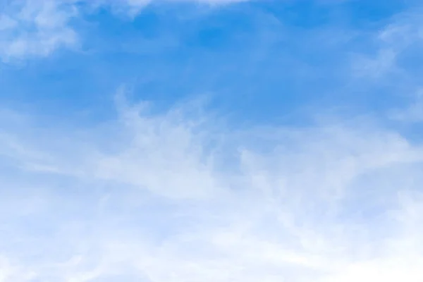 Fantastický Bílé Mraky Pozadí Modré Oblohy — Stock fotografie