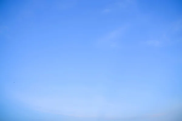 Μπλε Φόντο Έχει Κάποια Σύννεφα — Φωτογραφία Αρχείου