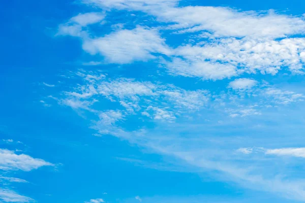 White clouds, blue skies, never have the answer that nature bore man.