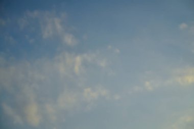 Bulutlar şekil ve hareketi değiştirecek şekilde şekillenir..